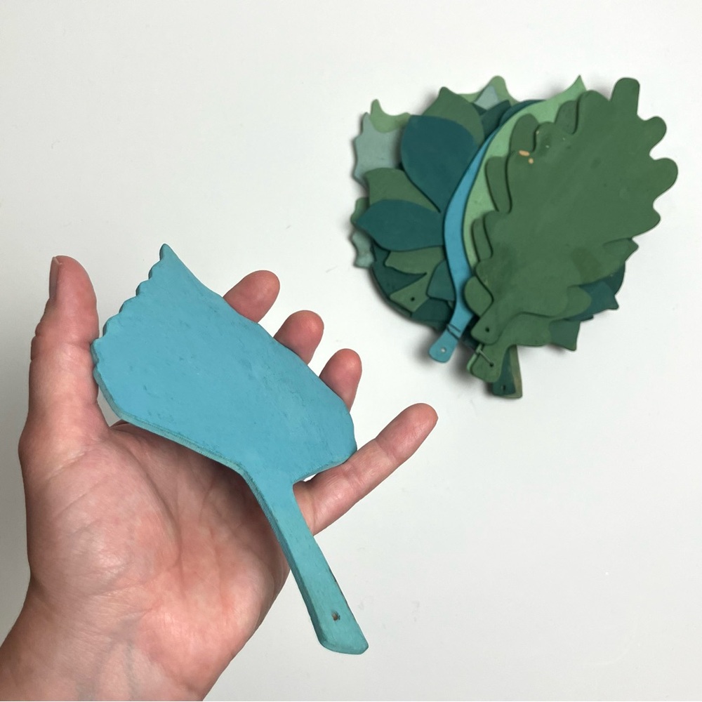 Canadian Trees Wooden Decorations Leaf-Shaped Ornements Set of 11 Arts & Crafts